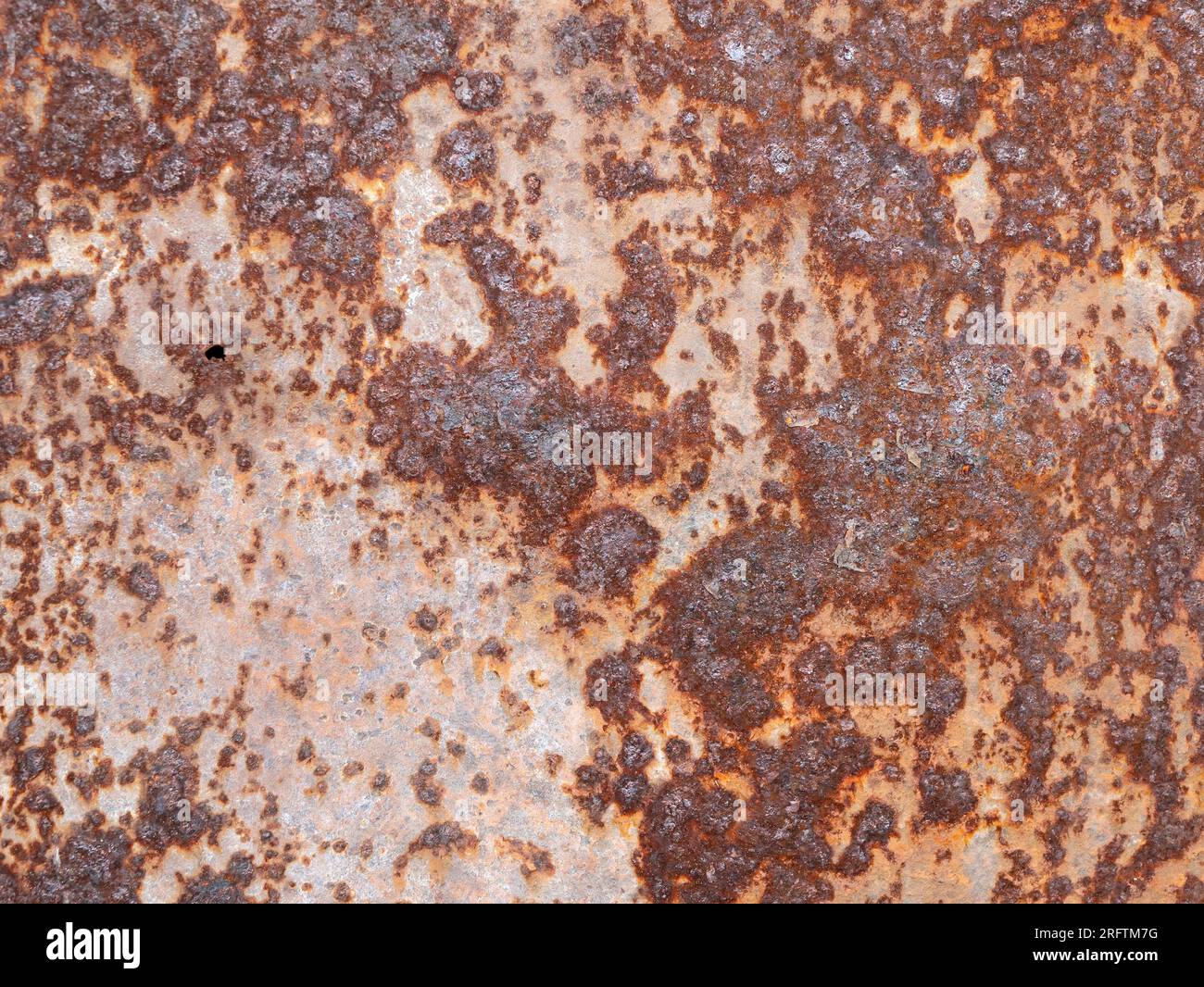 Superficie metallica con grandi punti di ruggine, primo piano. Struttura della corrosione metallica. Sfondo rugginoso Foto Stock