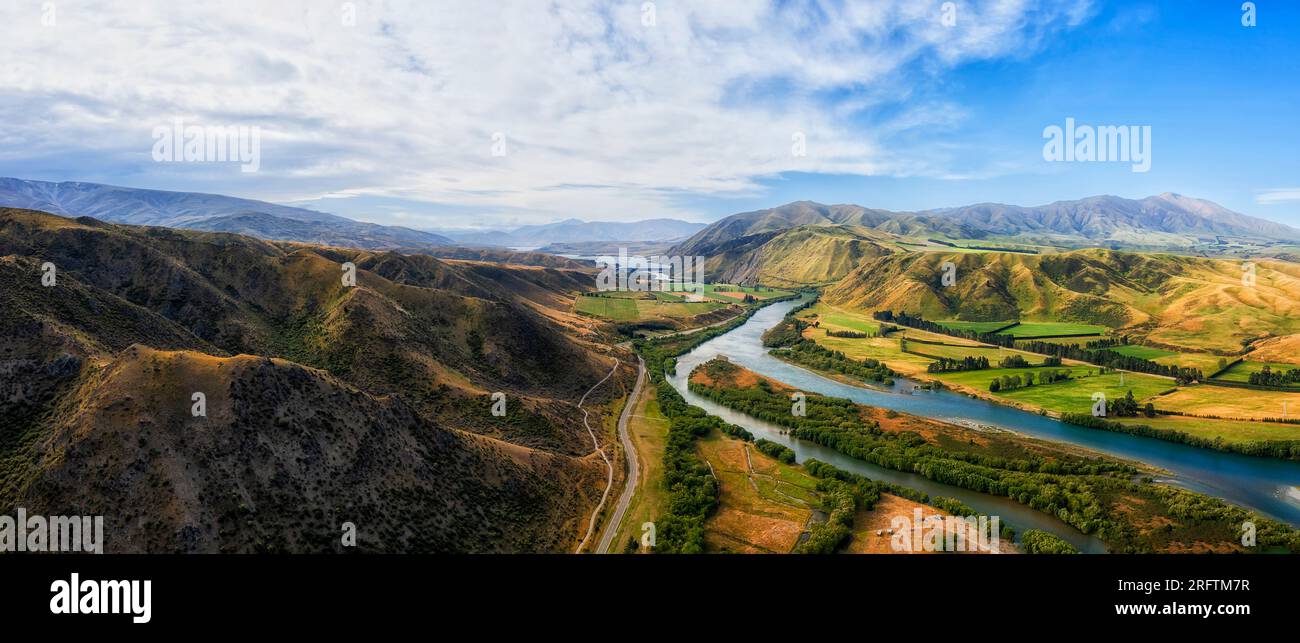 Panorama aereo panoramico della valle del fiume Waitaki nella città di Kurow sulla strada Kurow in nuova Zelanda. Foto Stock