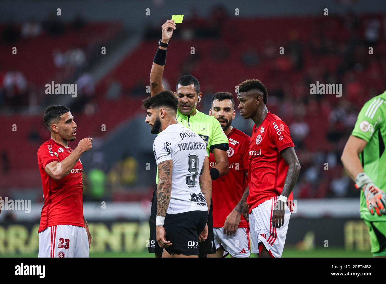 Porto Alegre, Brasile. 5 agosto 2023. RS - PORTO ALEGRE - 08/05/2023 - BRASILEIRO A 2023, INTERNACIONAL X CORINTHIANS - il giocatore del Corinthians Yuri Alberto riceve un cartellino giallo dall'arbitro durante una partita contro l'Internacional allo stadio Beira-Rio per il campionato brasiliano A 2023. Foto: Maxi Franzoi/ Credit: AGIF/Alamy Live News Foto Stock