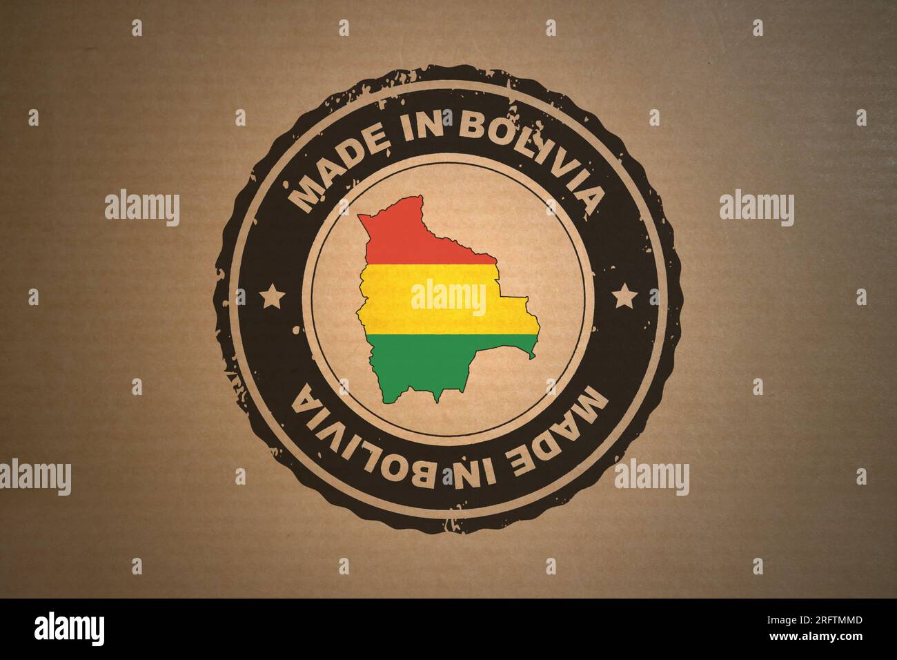 La carta marrone con al centro un timbro in stile retrò realizzato in Bolivia include la mappa e la bandiera della Bolivia. Foto Stock