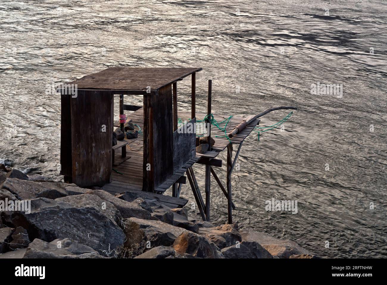 Piattaforma per la pesca delle tribù native americane, pesca al salmone, vista sul fiume Columbia, Columbia River Gorge, Oregon. Foto Stock