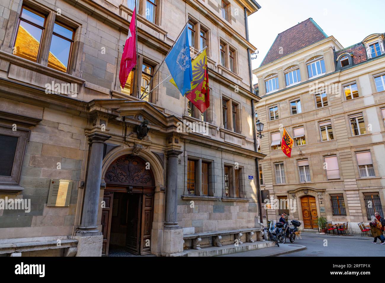 Ginevra, Svizzera - 24 marzo 2022: L'antico municipio di Ginevra, noto anche come l'antico Arsenale. Mercato coperto, museo e arco di Stato Foto Stock