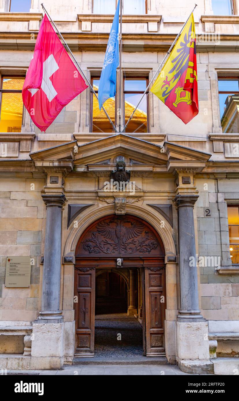 Ginevra, Svizzera - 24 marzo 2022: L'antico municipio di Ginevra, noto anche come l'antico Arsenale. Mercato coperto, museo e arco di Stato Foto Stock