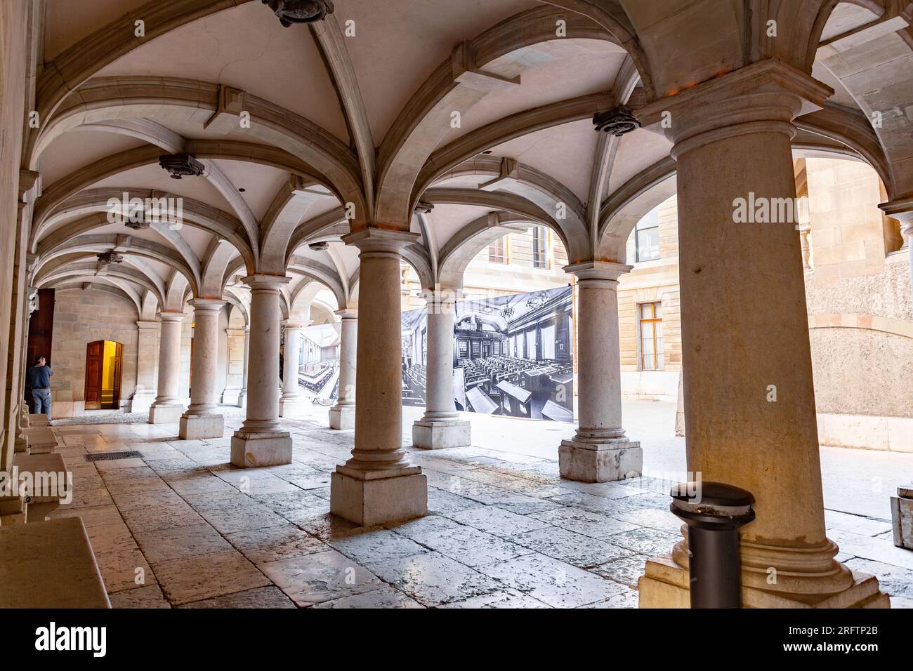 Ginevra, Svizzera - 24 marzo 2022: L'antico municipio di Ginevra, noto anche come l'antico Arsenale. Mercato coperto, museo e arco di Stato Foto Stock