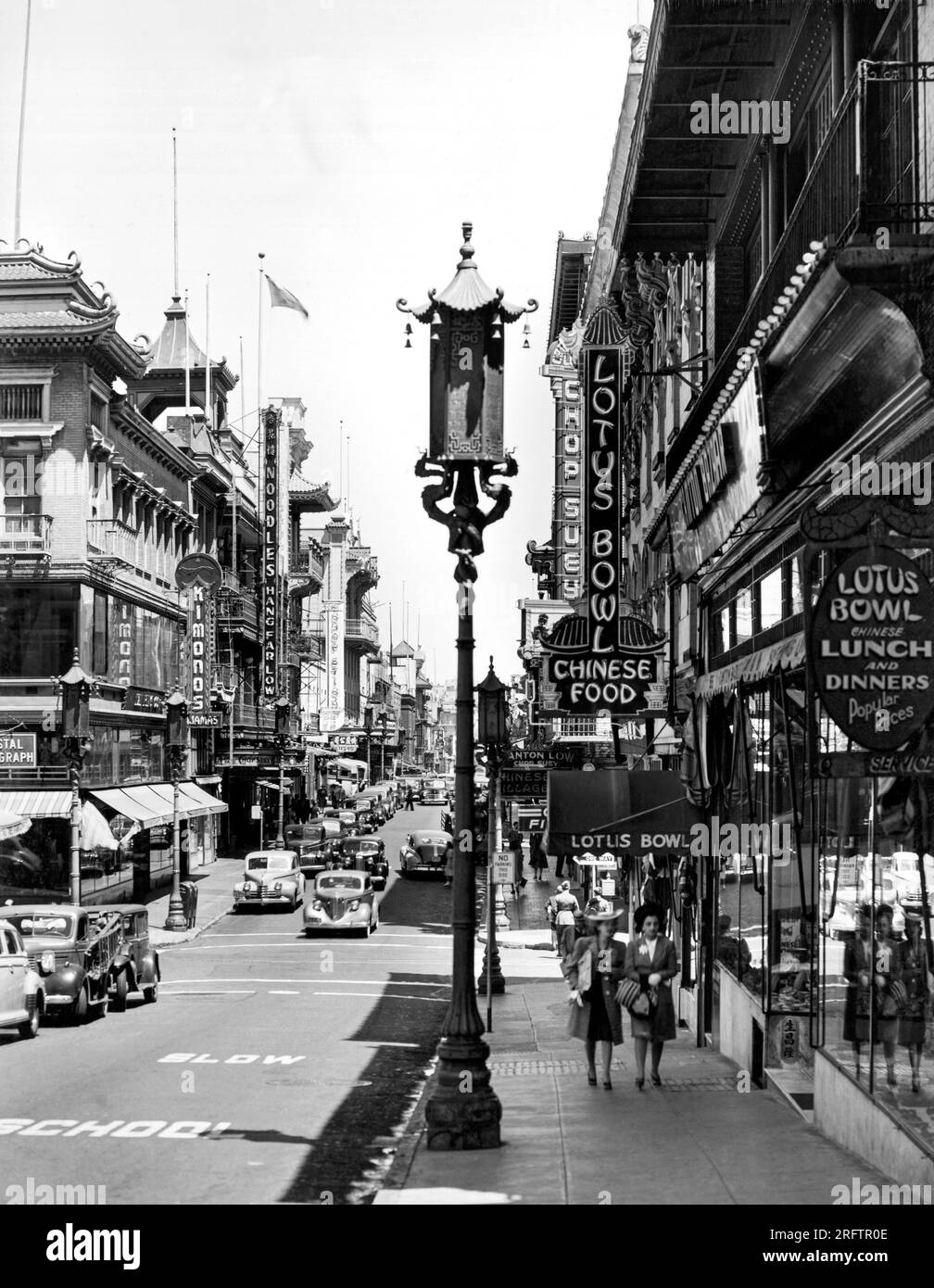 San Francisco, California: c. 1946 Una vista su Grant Avenue (ex Dupont Street) con il ristorante 'Noodles Hang far Low', uno dei più popolari di Chinatown, nel centro dall'altra parte della strada. Foto Stock