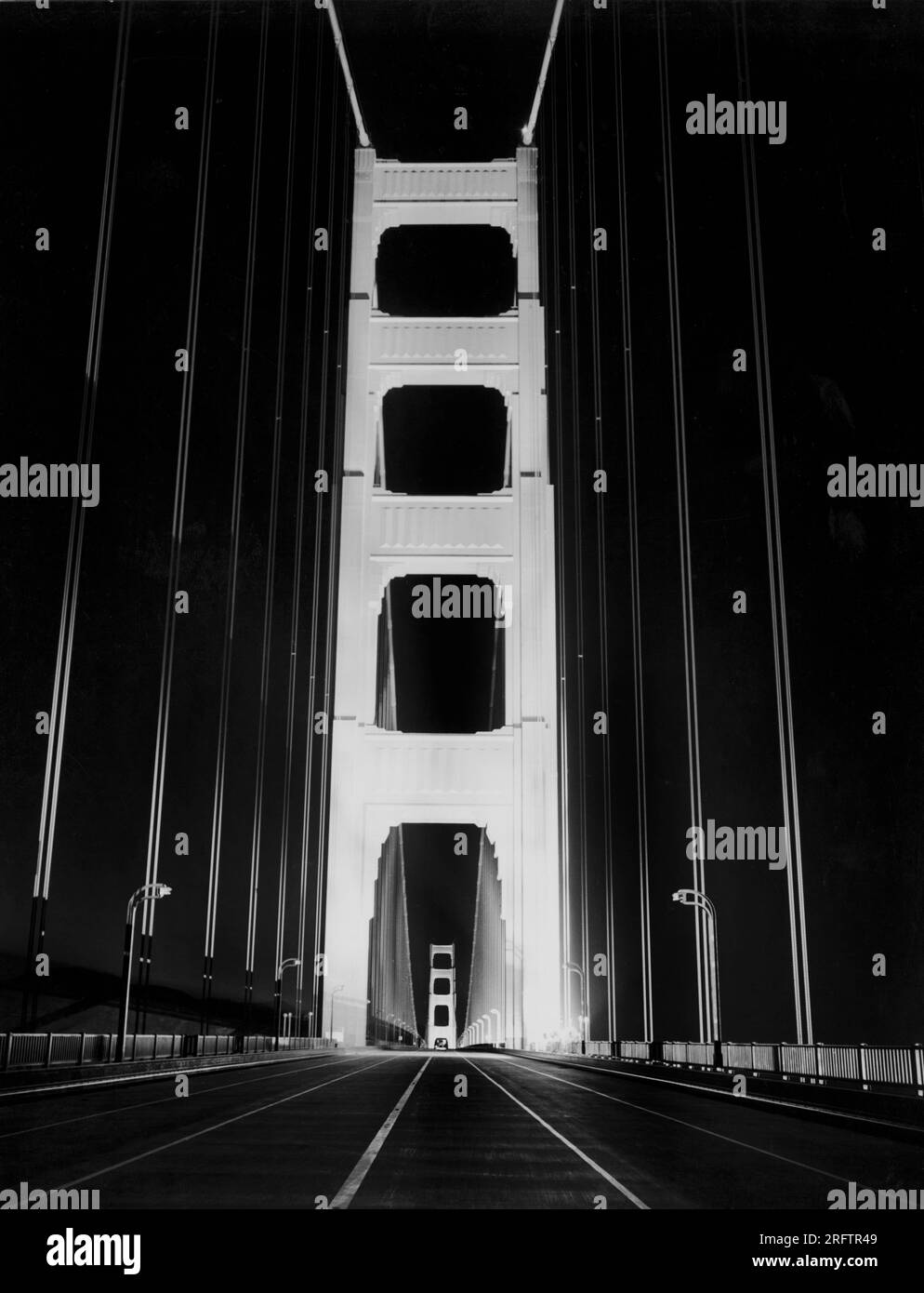 San Francisco, California: Il 26 maggio 1937 il Golden Gate Bridge vuoto di notte tre giorni prima della celebrazione dell'apertura. Foto Stock