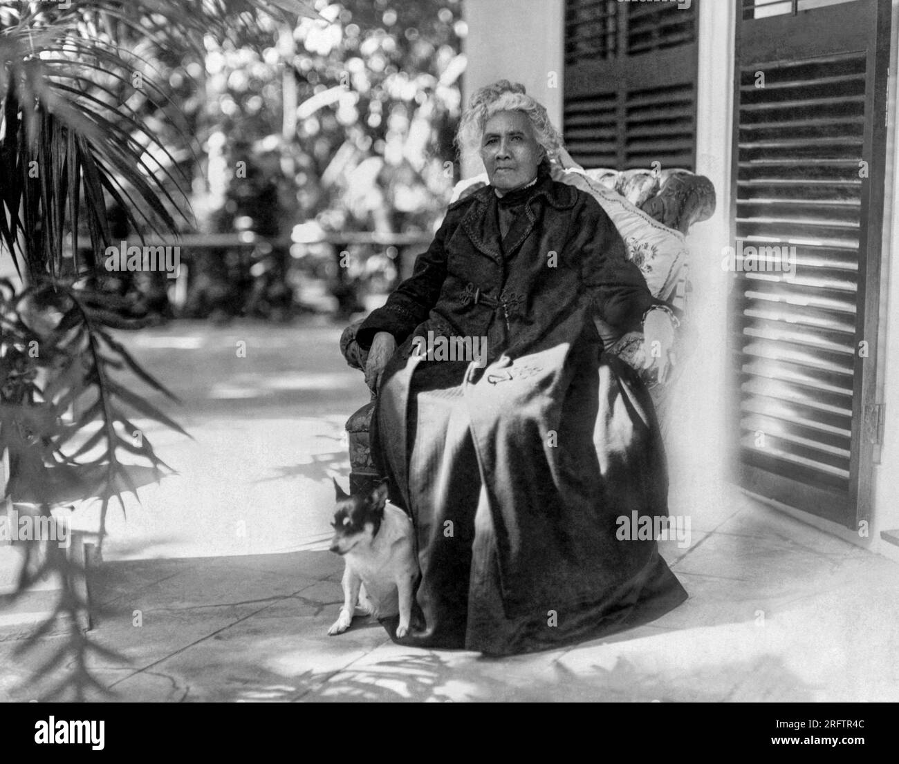 Honolulu, Hawaii: 1917 Un ritratto di Liliuokalani, la Regina delle Hawaii su una sedia e bagnata dal sole. Foto Stock