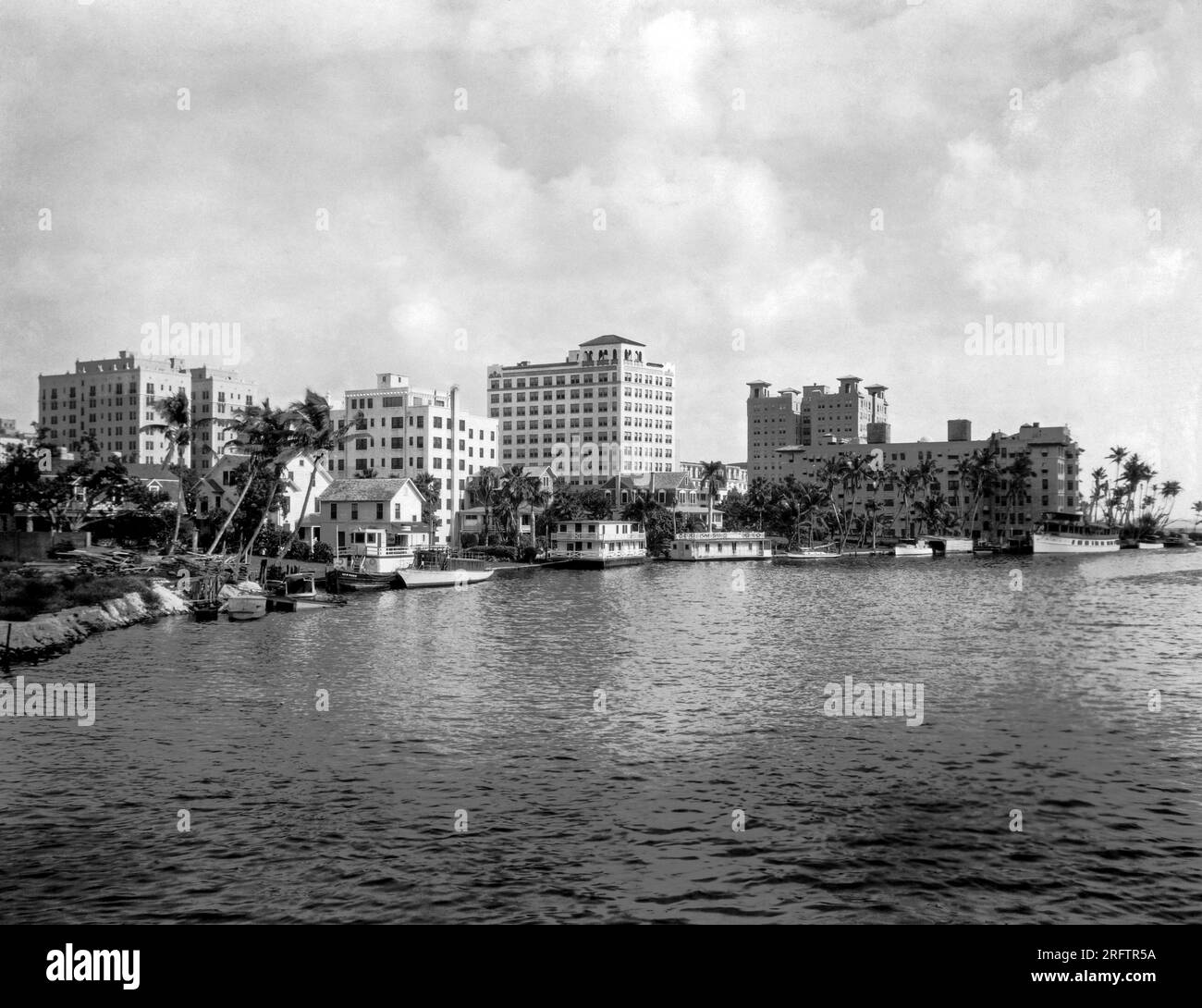 Miami, Florida: c. 1926 Una vista dall'altra parte del fiume Miami di alcuni dei bei appartamenti di Miami Foto Stock