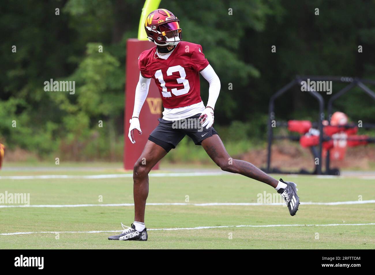 Il cornerback dei comandanti di Washington Emmanuel Forbes Jr. (13) durante la pratica il 2 agosto 2023 presso l'OrthoVirginia Training Center presso Commanders Park ad Ashburn, Virginia. (Alyssa Howell/immagine dello sport) Foto Stock