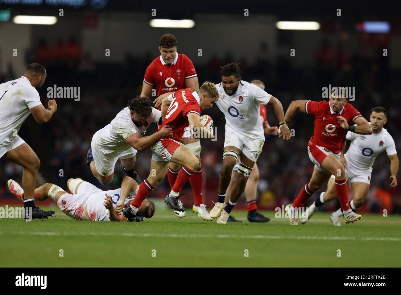 Cardiff, Regno Unito. 5 agosto 2023. Sam Costelow del Galles viene affrontato. Vodafone Summer Series 2023 match, Galles contro Inghilterra al Principality Stadium di Cardiff sabato 5 agosto 2023. foto di Andrew Orchard/Andrew Orchard fotografia sportiva/ Alamy Live News Credit: Andrew Orchard fotografia sportiva/Alamy Live News Foto Stock