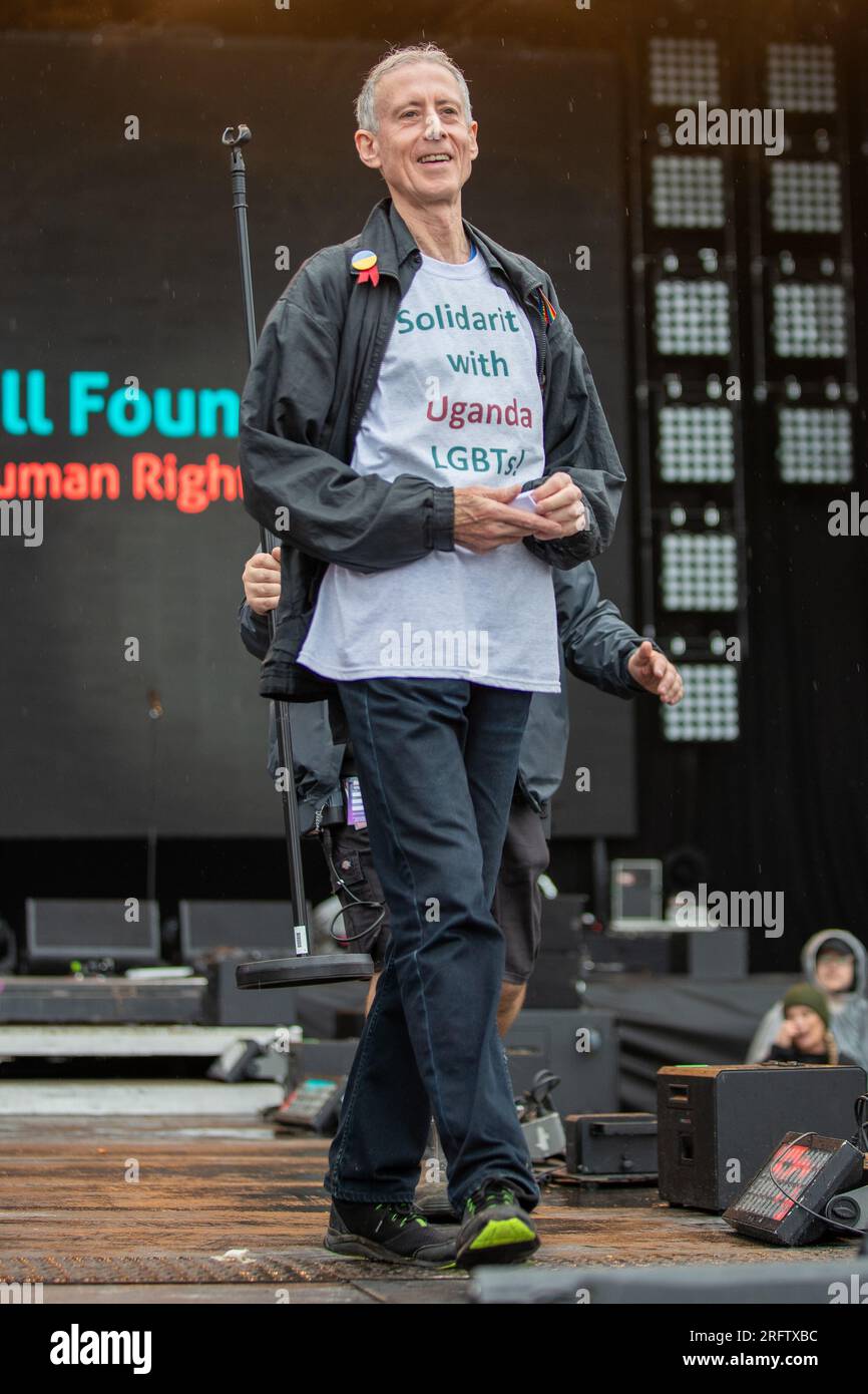 Brighton, Regno Unito. Sabato 5 agosto 2023.peter tatchell, attivista per i diritti umani, tiene un discorso durante Fabuloso, Pride in the Park Brighton © Jason Richardson / Alamy Live News Foto Stock