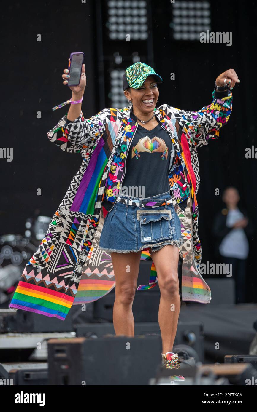 Brighton, Regno Unito. Sabato 5 agosto 2023.Dame Kelly Holmes tiene un discorso durante Fabuloso, Pride in the Park Brighton © Jason Richardson / Alamy Live News Foto Stock