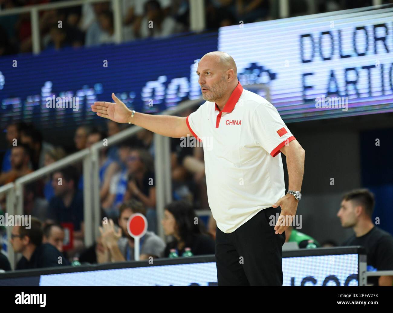 Trento, Italia. 5 agosto 2023. Capo allenatore della Cina Sasha Djordjevic gesti durante la partita di basket della Coppa Trentino tra Italia e Cina, a Trento, 5 agosto 2023. Crediti: Jin Mamengni/Xinhua/Alamy Live News Foto Stock