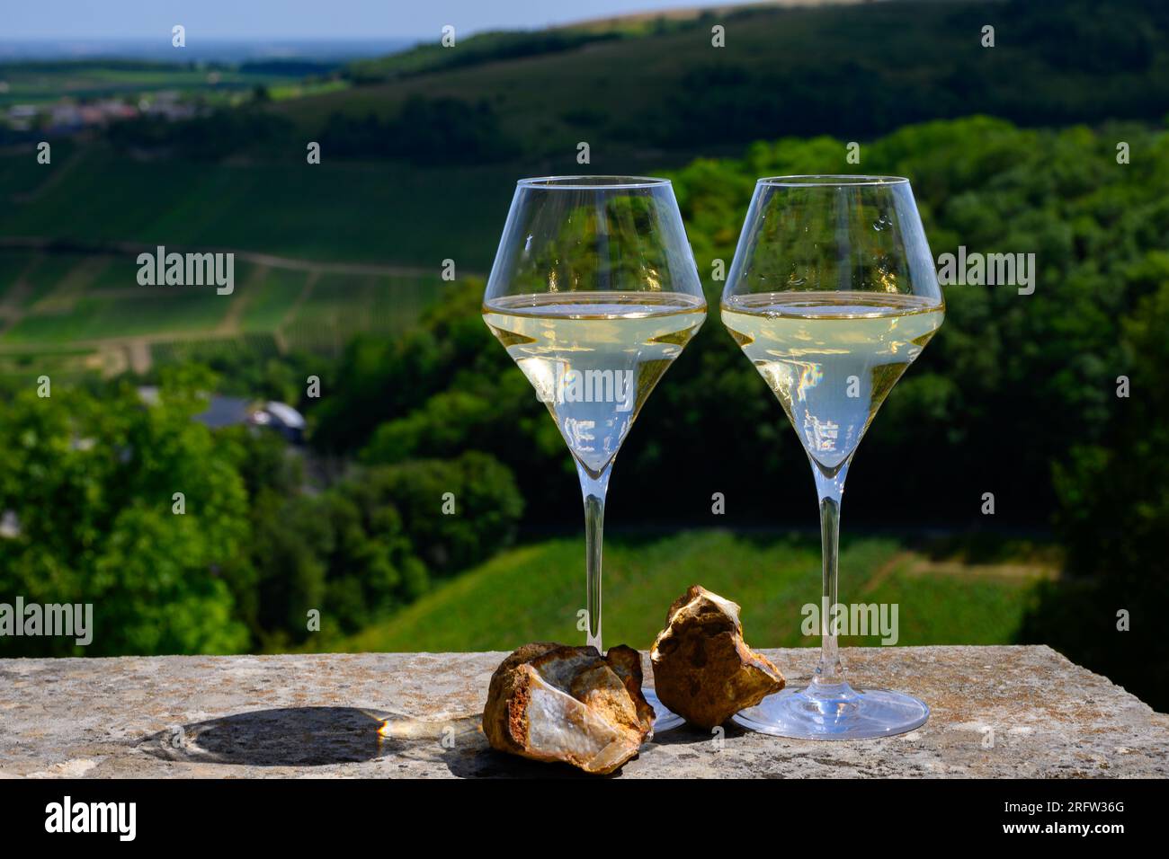 Bicchieri di vino bianco provenienti da vigneti di Sancerre Chavignol appelazione ed esempio di terreno di selce, vicino al villaggio di Sancerre, Cher, Valle della Loira, F Foto Stock