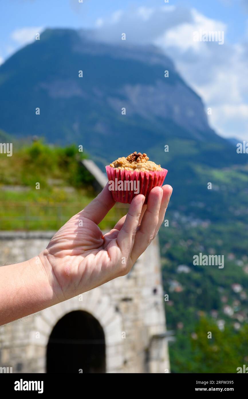 Gateau Grenoblois, torta di caffè alla noce francese, specialità di Grenoble e vista sulla parte centrale della città di Grenoble dai fortini della Bastiglia con le montagne A. Foto Stock