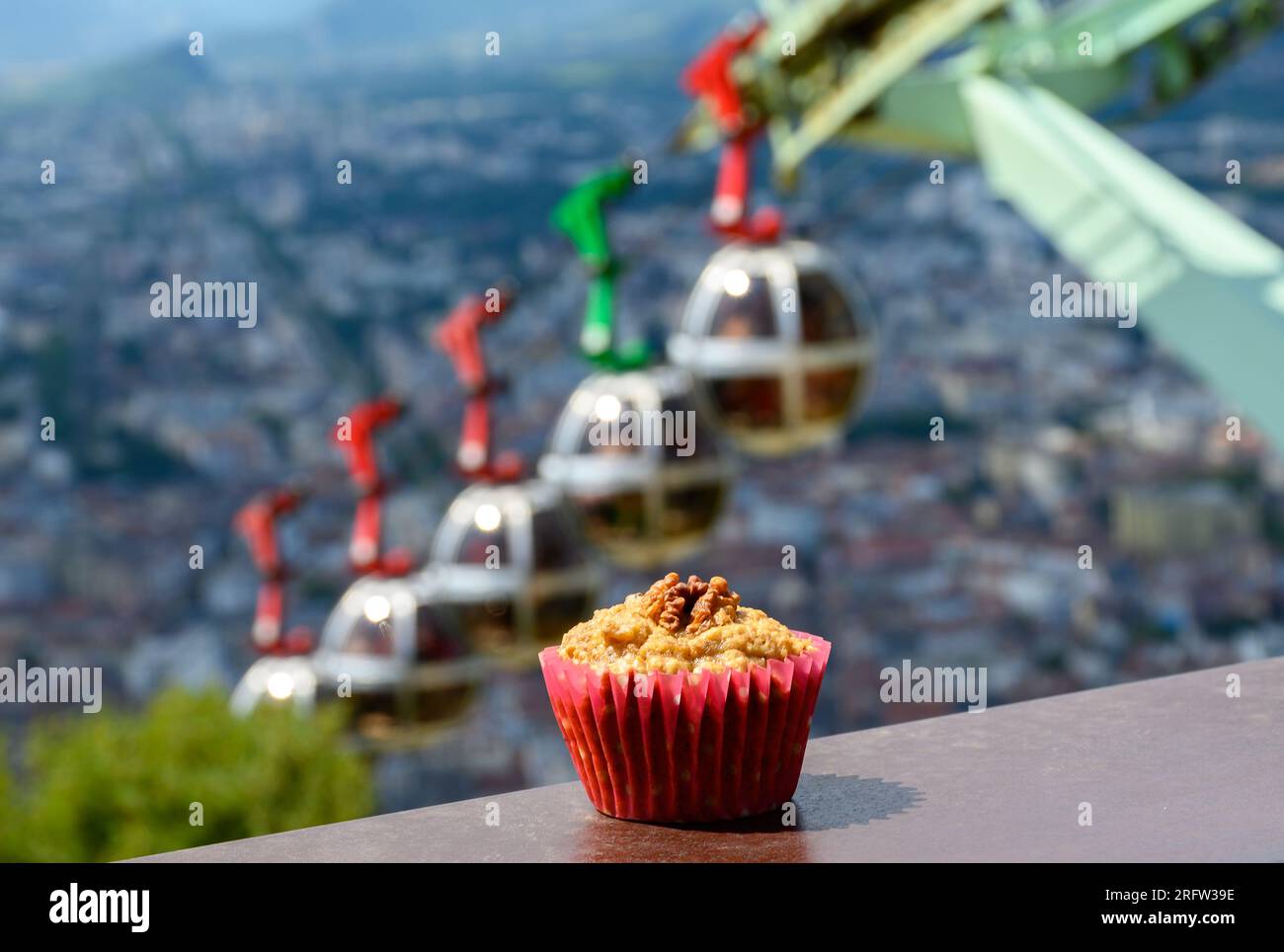 Gateau Grenoblois, torta di caffè alla noce francese, specialità di Grenoble e vista sulla parte centrale della città di Grenoble dai fortini della Bastiglia con le montagne A. Foto Stock