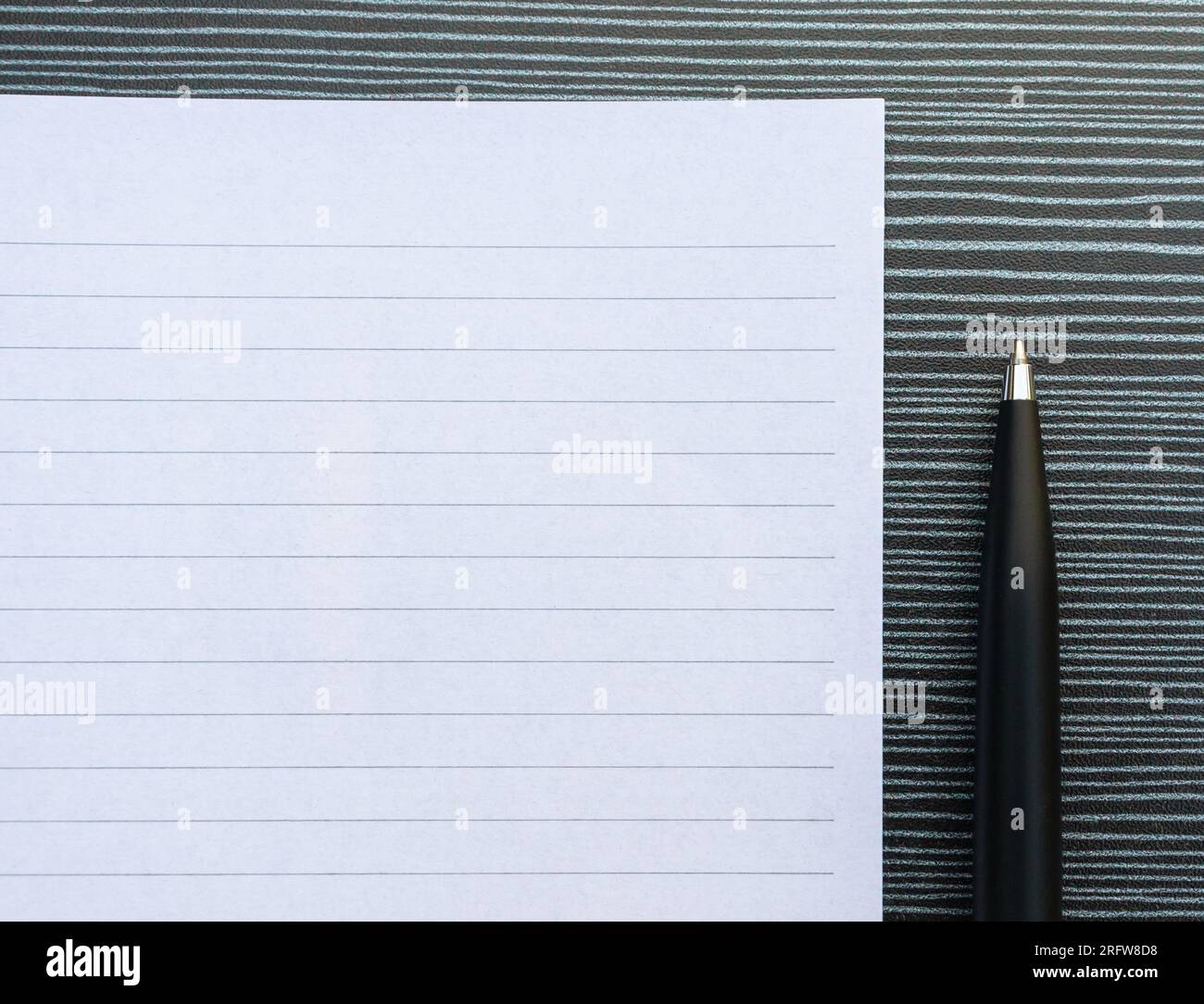 Una penna e un pezzo di carta sul tavolo. Dopo alcune modifiche. Foto Stock