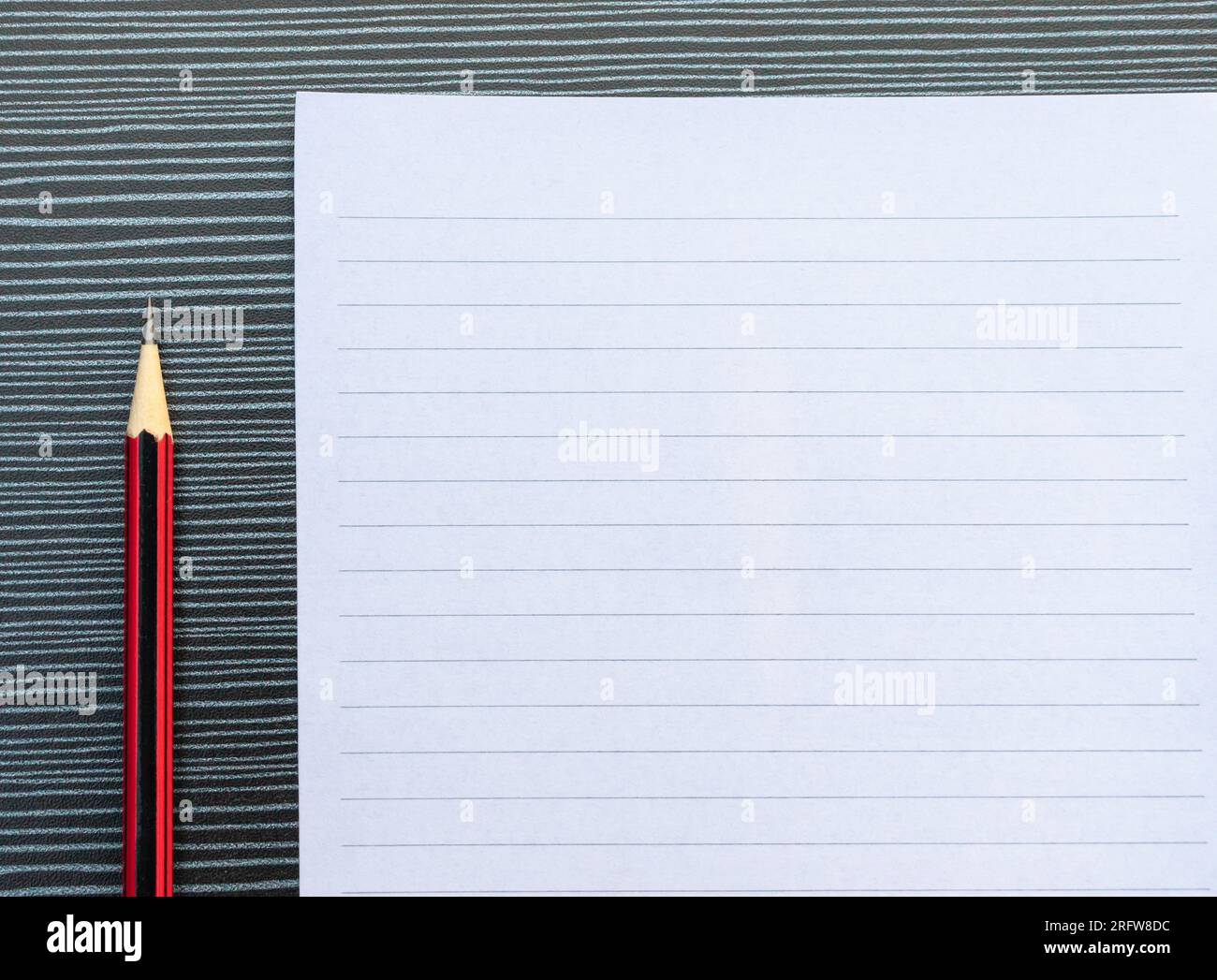 Una matita e un pezzo di carta sul tavolo. Dopo alcune modifiche. Foto Stock