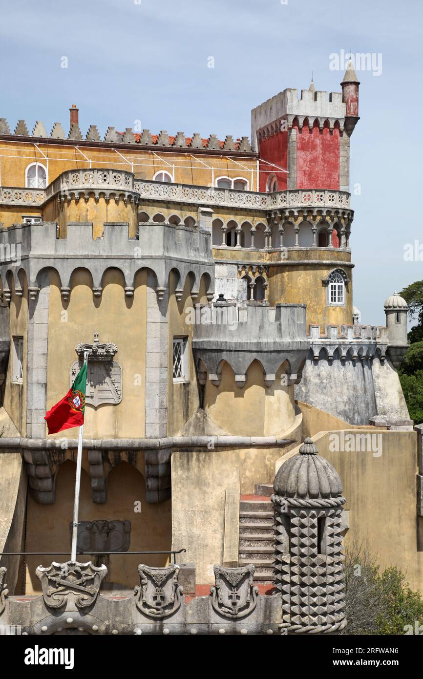Questo palazzo in stile fiabesco si trova su una collina sopra Sintra. Questo edificio in stile romantico è stato utilizzato come residenza estiva della famiglia reale portoghese. Foto Stock
