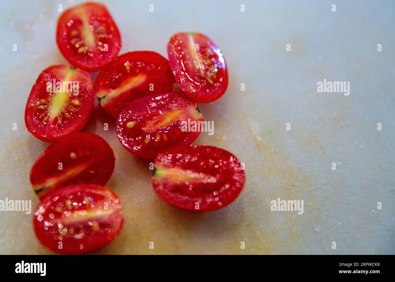 I pomodori a metà fettini si rifettano con spazio per il testo Foto Stock