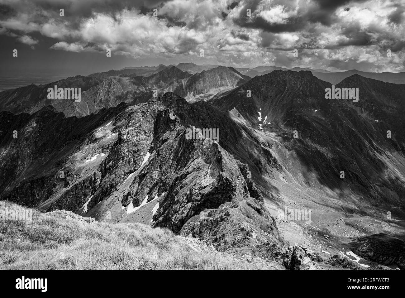 Paesaggio estivo dei monti Fagaras, Romania. Una vista dal sentiero escursionistico vicino al lago Balea e alla strada Transfagarasan. Foto Stock