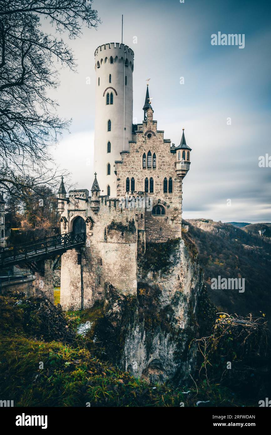 Magia invernale al Castello di Lichtenstein: Maestosa eleganza nello splendore innevato Foto Stock