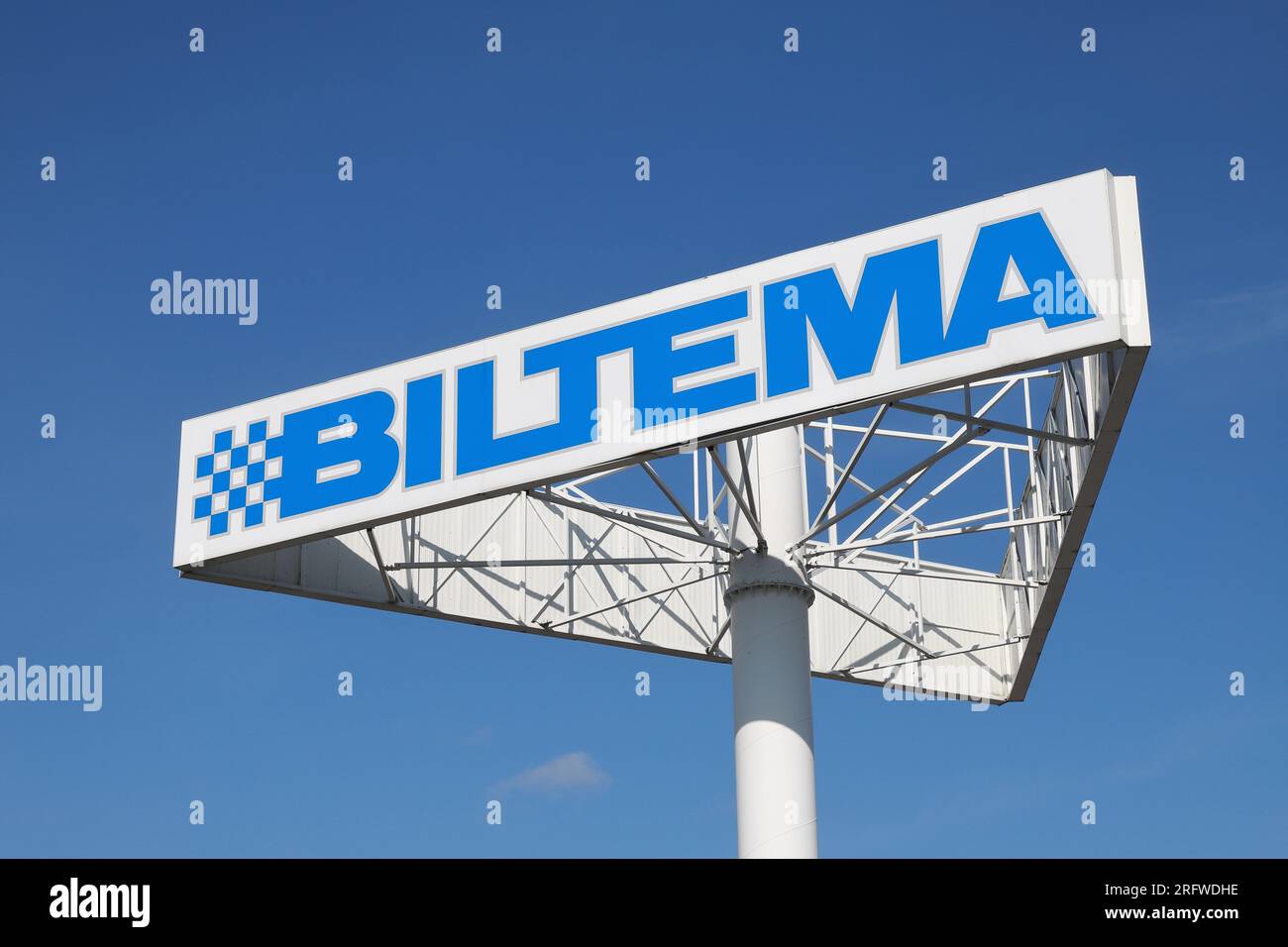 Sodertalje, Svezia - 5 agosto 2023: Il cartello Biltema all'esterno del negozio per ricambi automobilistici, utensili e prodotti per il tempo libero con negozi in Danimarca, Finl Foto Stock