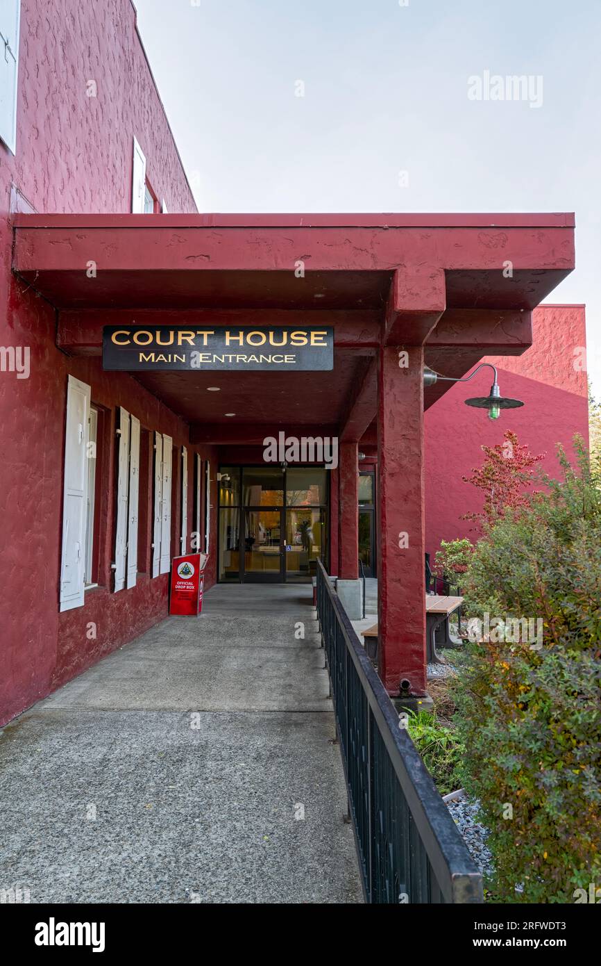 L'ingresso principale del tribunale della contea di Trinity a Weaverville, California, USA Foto Stock