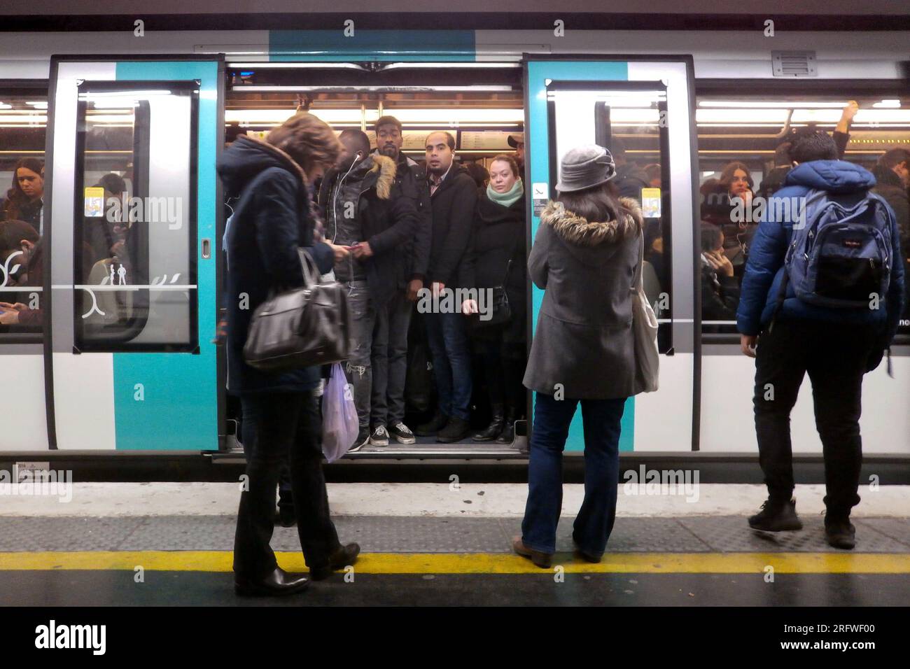 Parigi, Francia - 01 dicembre 2017: Pendolari durante le ore di punta mattutine sulla linea 9 della metropolitana di Parigi. Foto Stock
