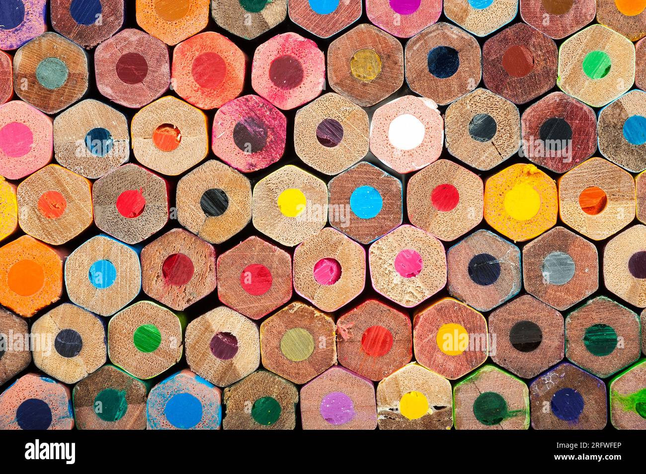 Le matite colorate sono strumenti didattici e di gioco indispensabili per bambini e studenti, così come la scrittura, il disegno e i materiali didattici utilizzati da Foto Stock