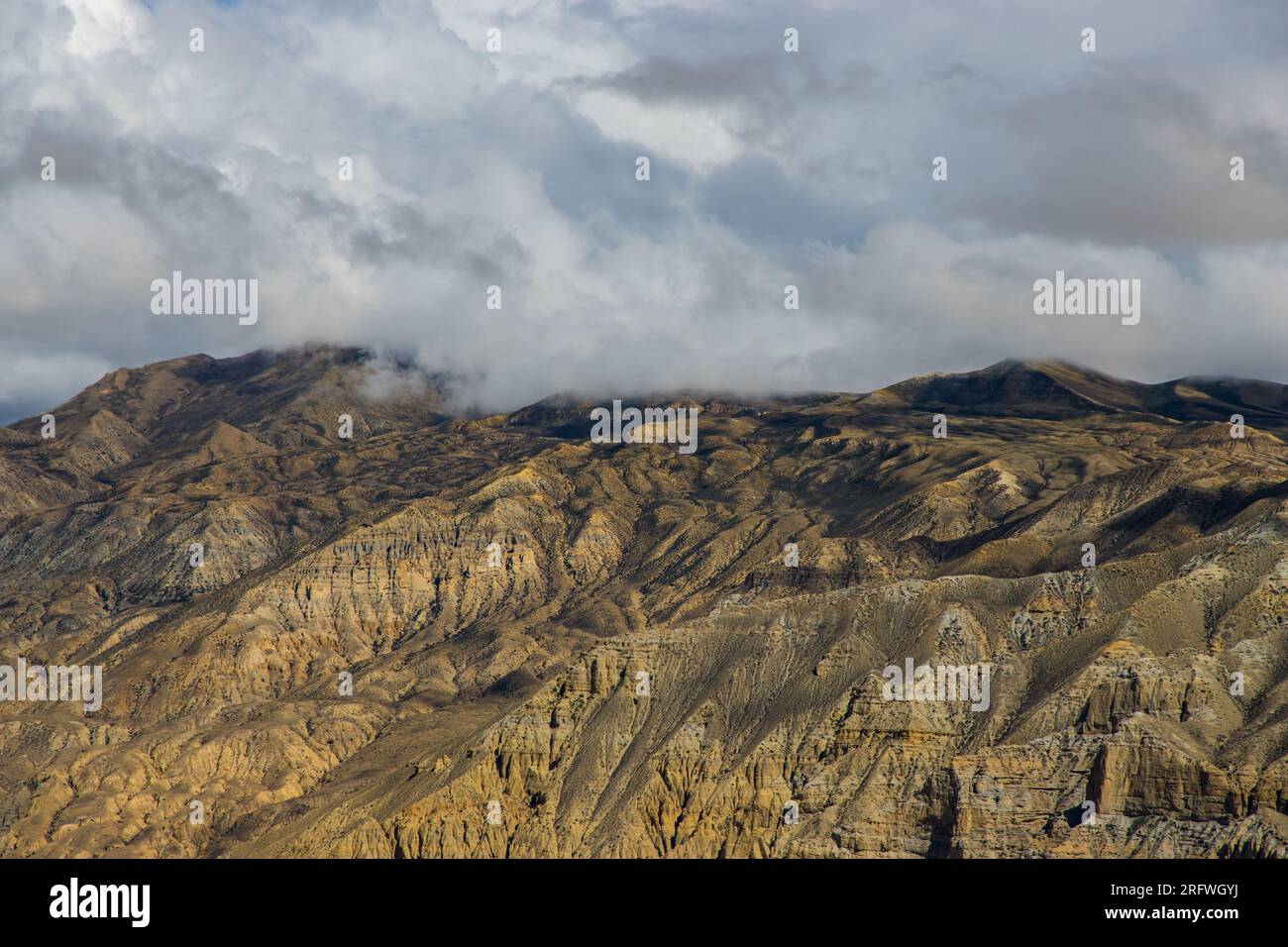 Splendido e suggestivo paesaggio tibetano con Farmalnd nel villaggio di Ghiling dell'alta Mustang in Nepal Foto Stock