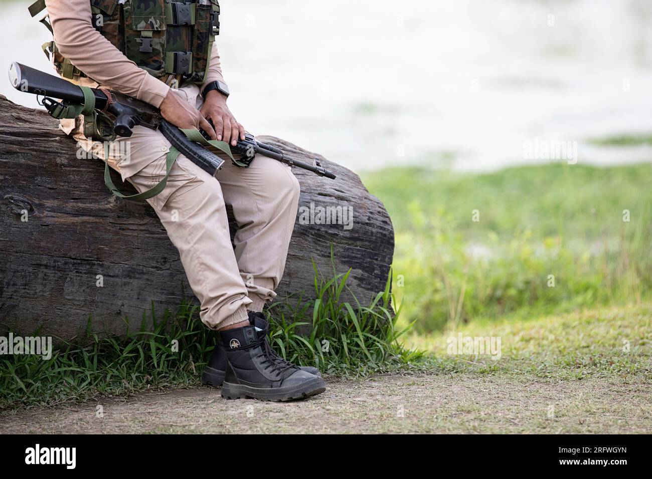 Parcheggia ranger con la sua arma, il fucile, proteggendo i turisti mentre visiti il parco nazionale di Kaziranga nello stato di Assam in India e combattendo contro il bracconaggio Foto Stock