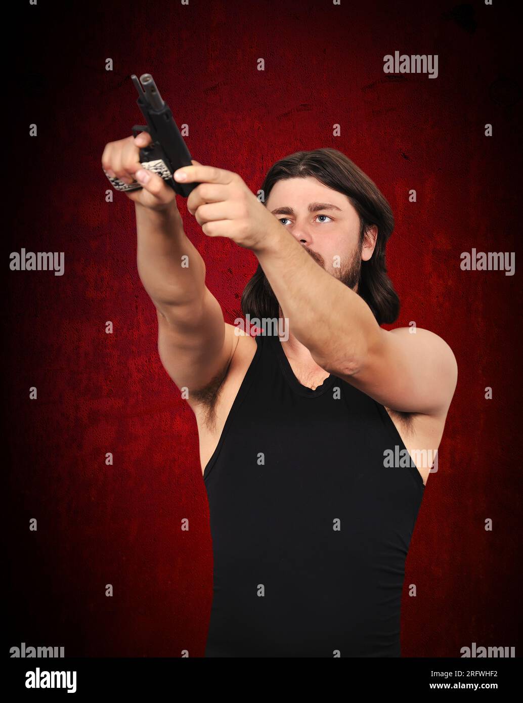 Killer ricaricare la pistola su uno sfondo rosso Foto Stock