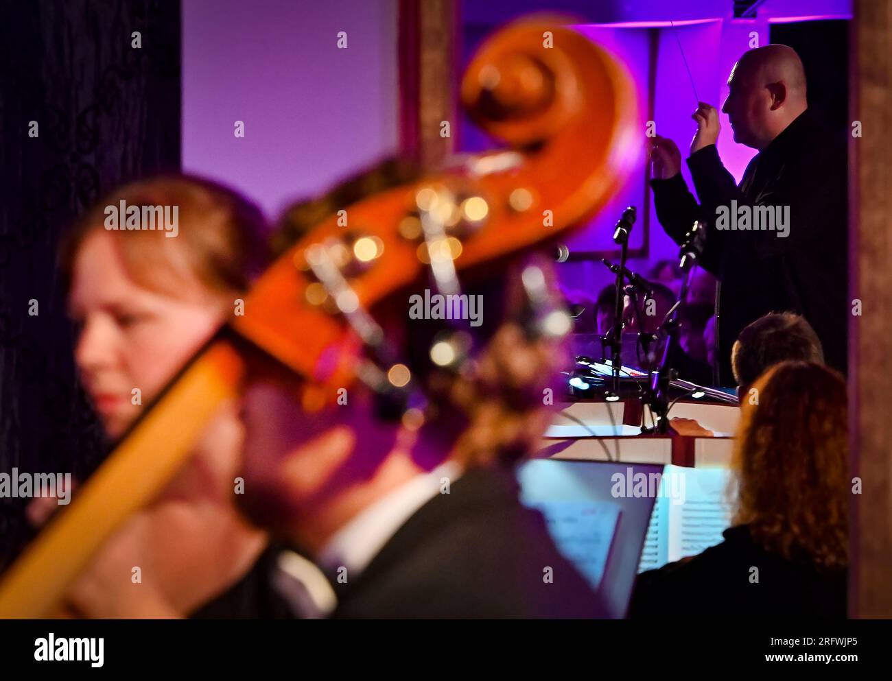 Valec, Repubblica Ceca. 5 agosto 2023. Christo Pavlov, direttore della Moravian Philharmonic Orchestra Olomouc Right dirige durante il concerto di gala di apertura di quattro tenori italiani all'interno del festival musicale internazionale di Peter Dvorsky a Valec, Repubblica Ceca, 5 agosto 2023. Crediti: Lubos Pavlicek/CTK Photo/Alamy Live News Foto Stock