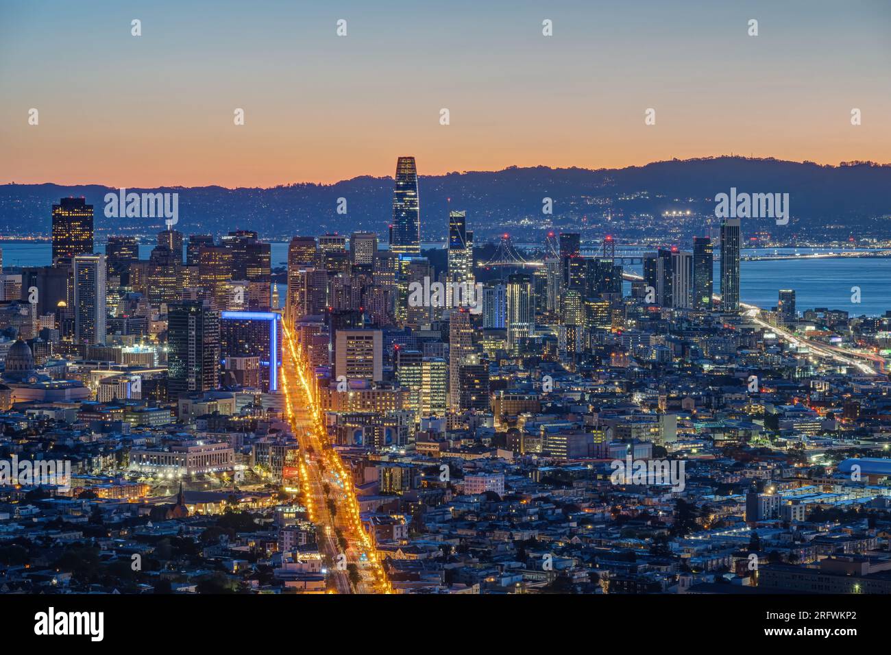 Lo skyline del centro di San Francisco in California prima dell'alba Foto Stock