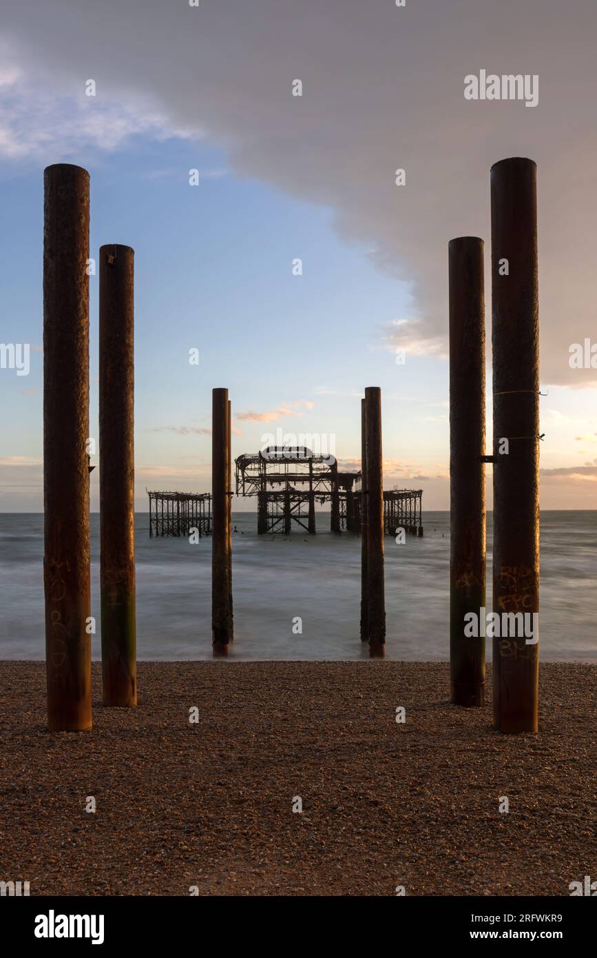 Brighton Old Pier incorniciato da vecchi supporti del molo Foto Stock