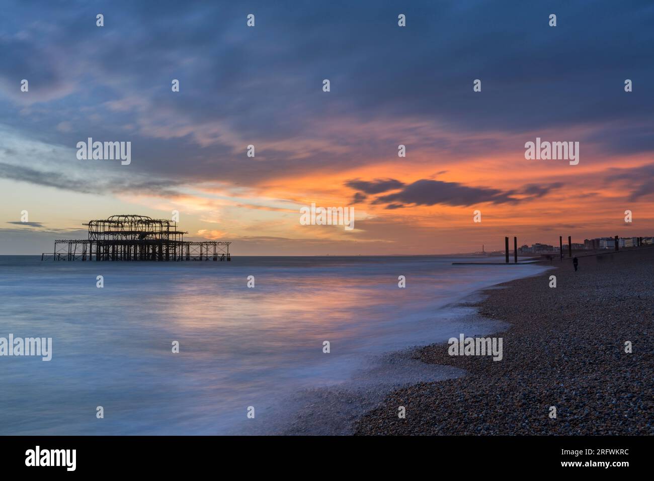 Brighton Old Pier e spiaggia al tramonto Foto Stock