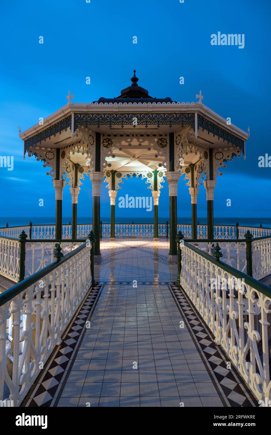Brighton Bandstand all'alba Foto Stock