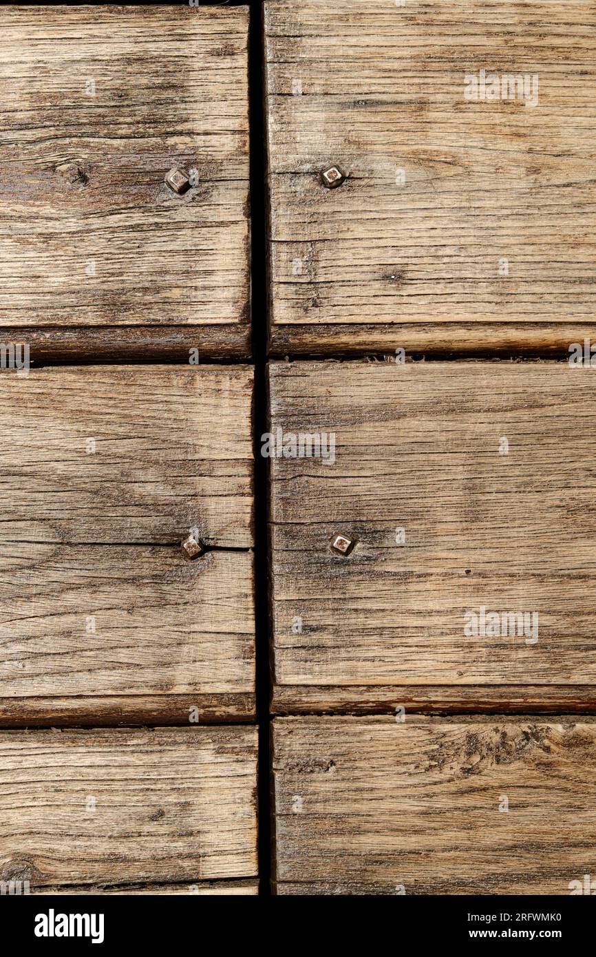 Primi piani di legno invecchiati inchiodati con chiodi di fabbro nel Parco naturale regionale delle Madonie, Sicilia, Italia Foto Stock