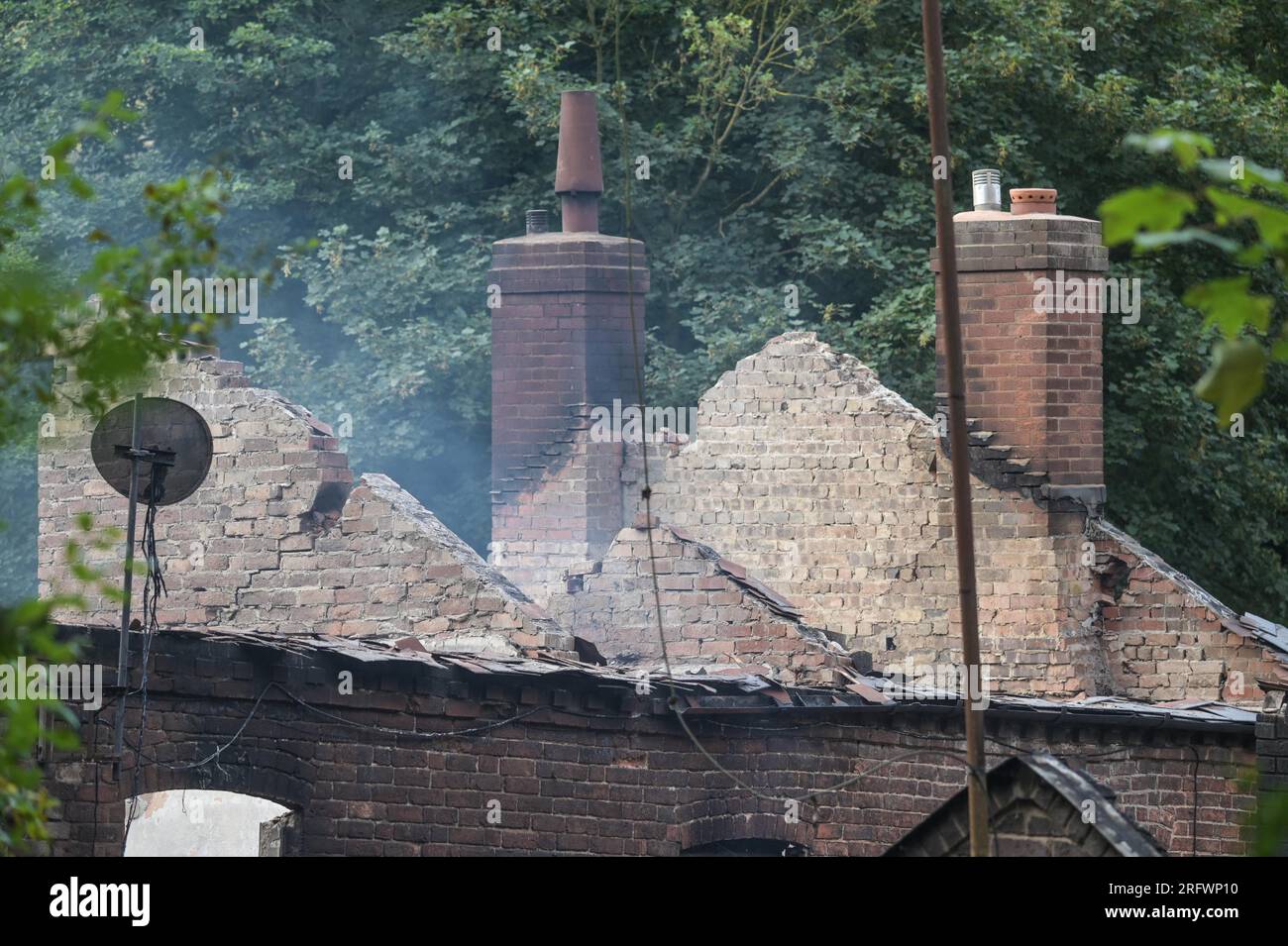 Himley Road, Himley, 6 agosto 2023: I resti bruciati del pub Crooked House che è stato acceso intorno alle 22 di sabato sera. - West Midlands e Staffordshire Fire and Rescue Service sono stati chiamati alle 22 di sabato sera, dopo che la Crooked House è stata incendiata. L'ex boozer si trovava a Himley (Staffordshire) vicino alla città di Dudley. L'incendio ha strappato il pub wonky del XVIII secolo che era stato commercializzato per 192 anni fino alla sua chiusura nel mese di luglio. L'edificio vantava un effetto pendente unico che causava diverse illusioni ottiche, tra cui marmi che sembravano arrotolarsi Foto Stock