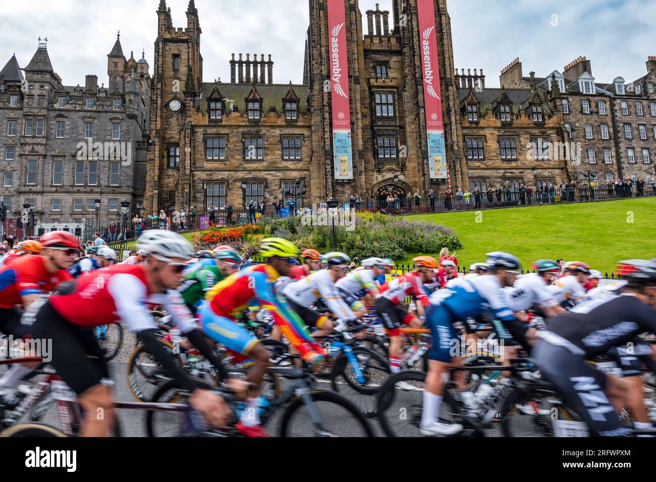 Edimburgo, Scozia, Regno Unito, 6 agosto 2023. UCI World Championship Men's Elite Cycling Road Race: I ciclisti percorrono il tumulo prima che la gara inizi a correre oltre 270 km fino al traguardo. Crediti: Sally Anderson/Alamy Live News Foto Stock