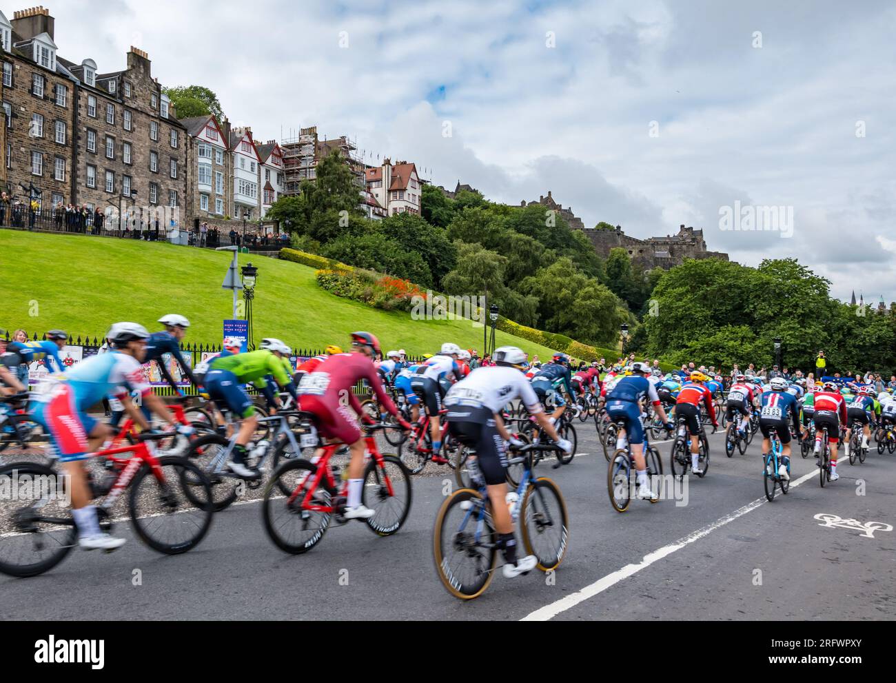 Edimburgo, Scozia, Regno Unito, 6 agosto 2023. UCI World Championship Men's Elite Cycling Road Race: I ciclisti percorrono il tumulo prima che la gara inizi a correre oltre 270 km fino al traguardo. Crediti: Sally Anderson/Alamy Live News Foto Stock