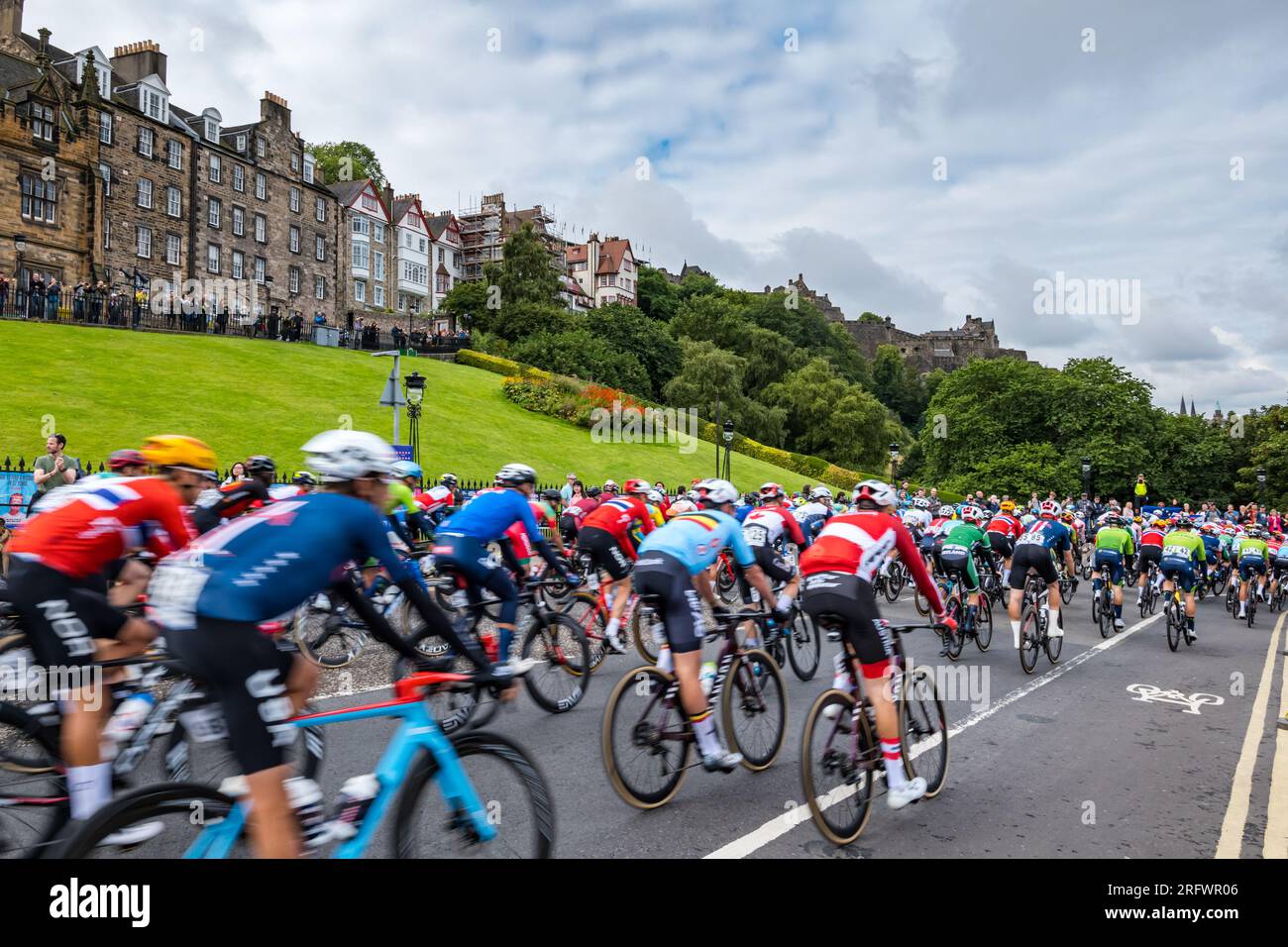 Edimburgo, Scozia, Regno Unito, 6 agosto 2023. UCI World Championship Men's Elite Cycling Road Race: I ciclisti percorrono il tumulo prima che la gara inizi a correre oltre 270 km fino al traguardo. Crediti: Sally Anderson/Alamy Live News Foto Stock