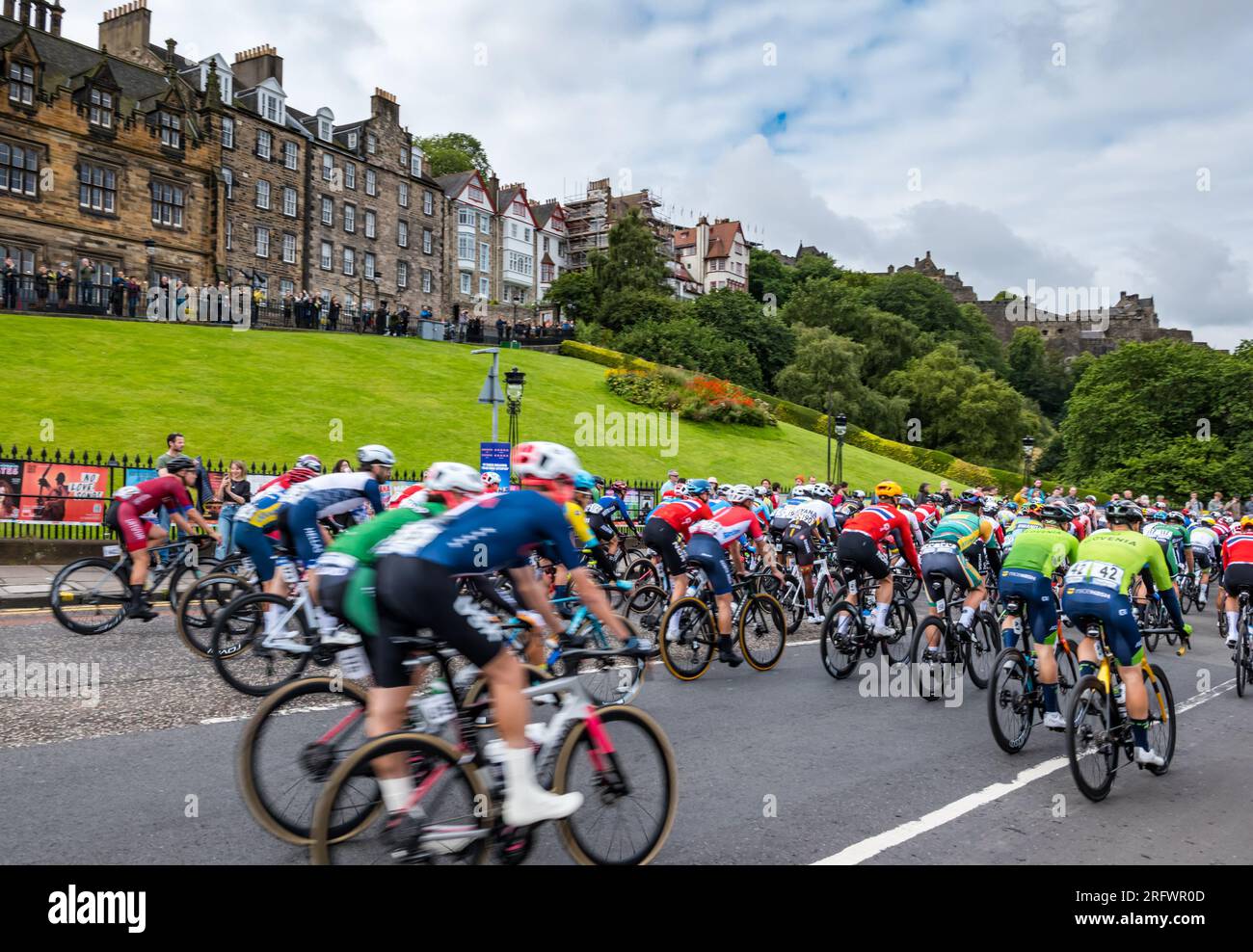 Edimburgo, Scozia, Regno Unito, 6 agosto 2023. UCI World Championship Men's Elite Cycling Road Race: I ciclisti percorrono il tumulo prima che la gara inizi a correre oltre 270 km fino al traguardo. Crediti: Sally Anderson/Alamy Live News Foto Stock