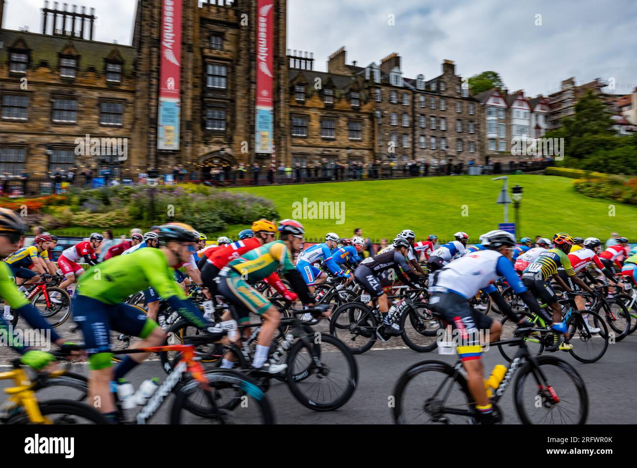 Edimburgo, Scozia, Regno Unito, 6 agosto 2023. UCI World Championship Men's Elite Cycling Road Race: I ciclisti percorrono il tumulo prima che la gara inizi a correre oltre 270 km fino al traguardo. Crediti: Sally Anderson/Alamy Live News Foto Stock