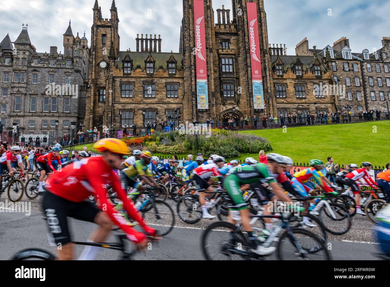 Edimburgo, Scozia, Regno Unito, 6 agosto 2023. UCI World Championship Men's Elite Cycling Road Race: I ciclisti percorrono il tumulo prima che la gara inizi a correre oltre 270 km fino al traguardo. Crediti: Sally Anderson/Alamy Live News Foto Stock