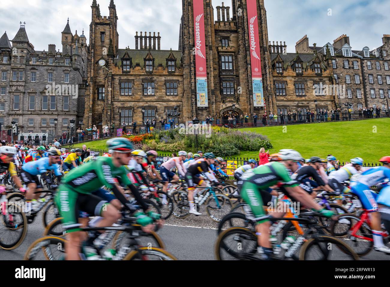 Edimburgo, Scozia, Regno Unito, 6 agosto 2023. UCI World Championship Men's Elite Cycling Road Race: I ciclisti percorrono il tumulo prima che la gara inizi a correre oltre 270 km fino al traguardo. Crediti: Sally Anderson/Alamy Live News Foto Stock