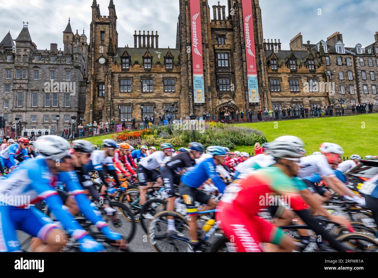 Edimburgo, Scozia, Regno Unito, 6 agosto 2023. UCI World Championship Men's Elite Cycling Road Race: I ciclisti percorrono il tumulo prima che la gara inizi a correre oltre 270 km fino al traguardo. Crediti: Sally Anderson/Alamy Live News Foto Stock