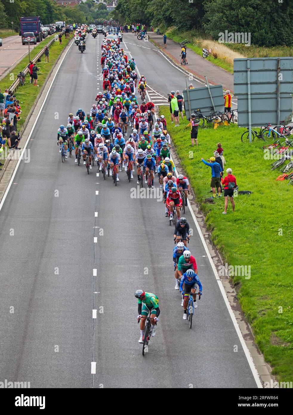 M90 Queensferry Road, Scozia, Regno Unito. 6 agosto 2023. UCI World Cycling Championship Men's Elite Road Race, con partenza da Edimburgo e arrivo a George Square di Glasgow, coprendo una distanza di 270 km Nella foto: Peloton su M90. Credito: Notizie dal vivo Archwhite/alamy Foto Stock