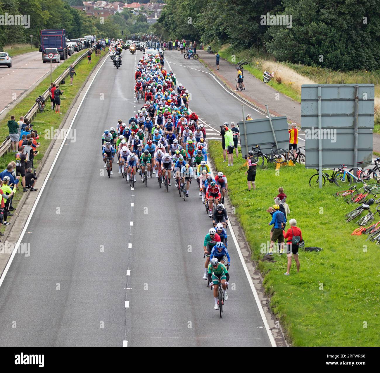 M90 Queensferry Road, Scozia, Regno Unito. 6 agosto 2023. UCI World Cycling Championship Men's Elite Road Race, con partenza da Edimburgo e arrivo a George Square di Glasgow, coprendo una distanza di 270 km Nella foto: Peloton su M90. Credito: Notizie dal vivo Archwhite/alamy Foto Stock